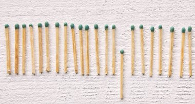 Sırada bir sürü kibrit çöpü duruyor ve bir kibrit çöpü gruptan ayrılıyor. İnsanlar arasındaki mesafe kavramı ve hastalıklardan ve virüslerden korunma