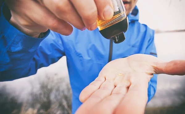 Man Brengt Een Antisepticum Zijn Hand Tijdens Het Lopen Door — Stockfoto