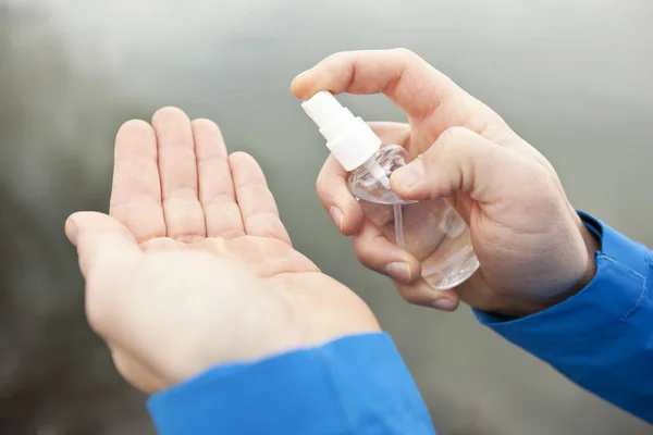 Man Brengt Een Antisepticum Zijn Hand Tijdens Het Lopen Door — Stockfoto