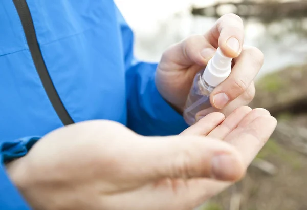 公園を歩いている間に男は防腐剤を手にしている — ストック写真