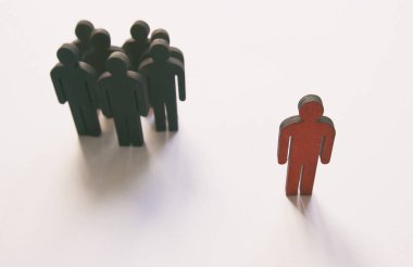 İnsanlar arasındaki sosyal mesafe kavramı. Bir ahşap insan diğer gruptan ayrı duruyor.