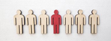 Masada altı ahşap insan ve bir kişi kırmızı renge boyanmış. Koronavirüs ya da başka bir virüs kavramı insanlara yayılıyor..