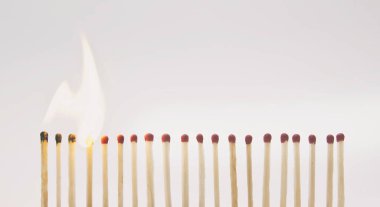 Kibrit çöpleri ve tek tek tutuşuyor.