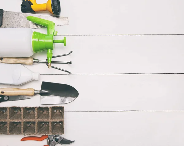 Veel Verschillende Tuingereedschap Houten Tafel — Stockfoto