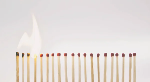 Linha Com Matchsticks Por Estão Acendendo — Fotografia de Stock