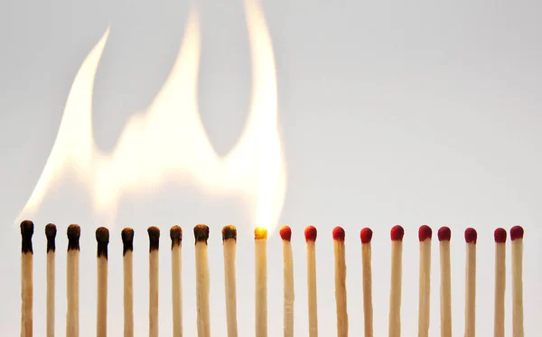 Linha Com Matchsticks Por Estão Acendendo — Fotografia de Stock