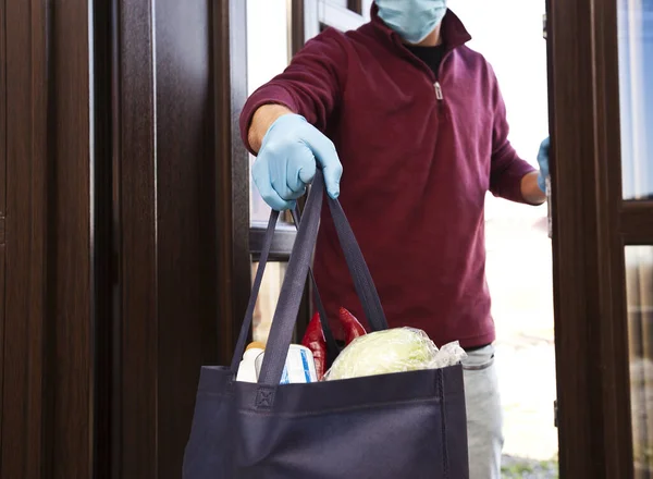 Delivery Man Gives Bag Grocery Store Woman Her Home — Stock Photo, Image