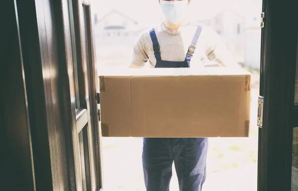 Mensajero Está Entregando Caja Cartón Casa Con Guantes Látex Máscara — Foto de Stock