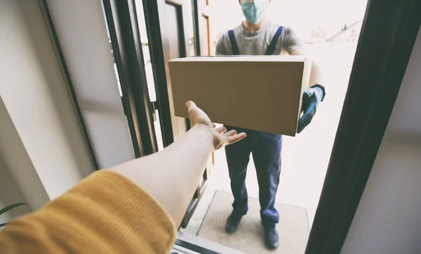 Mensajero Está Entregando Caja Cartón Casa Con Guantes Látex Máscara — Foto de Stock