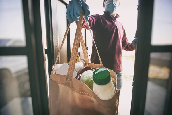 Pošťák Dává Tašku Obchodu Potravinami Ženě Jejímu Domovu — Stock fotografie