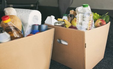 Arabada marketten alınmış ürünlerle dolu iki karton eko kutu.