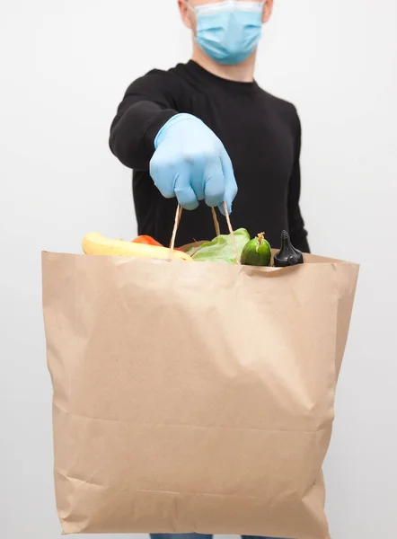 Mensajero Sostiene Bolsa Papel Tienda Comestibles Mano Con Los Guantes — Foto de Stock