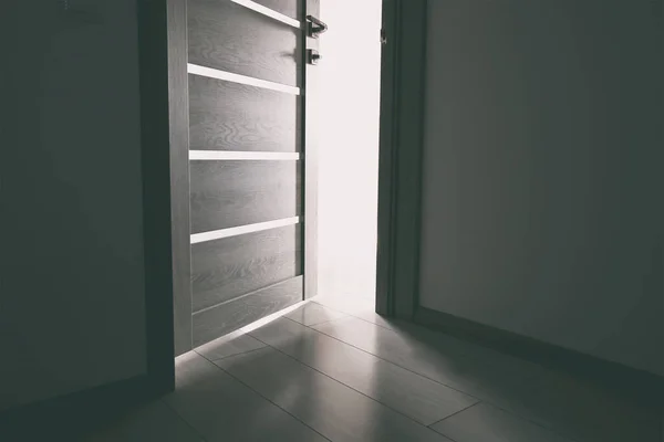 Luce Che Rivela Attraverso Porta Legno Mezza Aperta Casa — Foto Stock