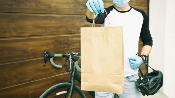 Corriere Sulla Bicicletta Sta Consegnando Sacchetto Carta Con Ordine Alla — Foto Stock