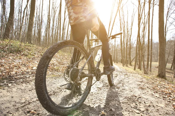 Fietser Rijdt Het Vroege Voorjaar Mountainbike Een Zandpad Het Bos — Stockfoto