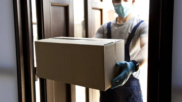 Courier Delivering Carton Box Home Wearing Latex Gloves Medical Mask — Stock Photo, Image