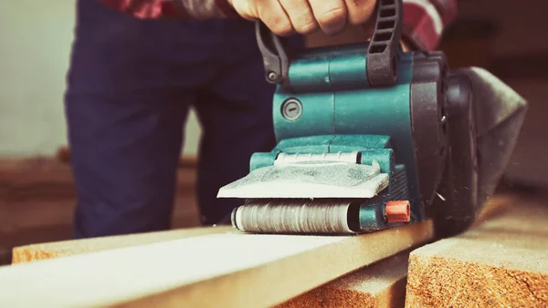 The carpenter process the wood by the belt sander — Stock Image Carpenter Process Wood Belt Sander Royalty Free Stock Photos