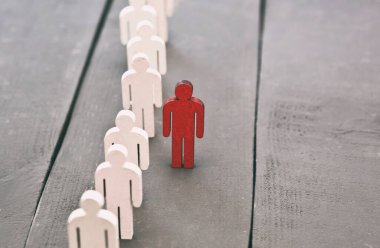 Masada altı ahşap insan ve bir kişi kırmızı renge boyanmış.