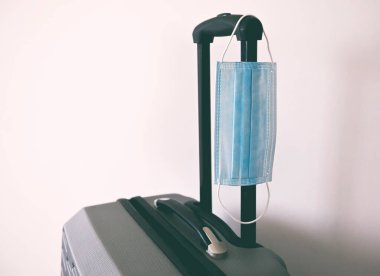 Bavuldaki tıbbi maske, Cavid-19 sonrası zamanda yolculuk için gerekli bir şey.