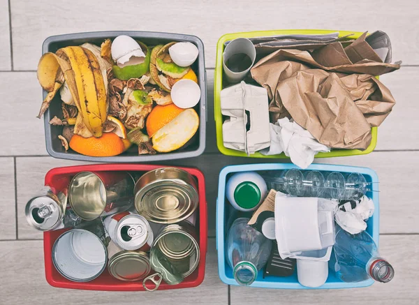 Vier Verschillende Containers Voor Het Sorteren Van Afval Voor Plastic — Stockfoto