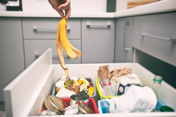 Kvinnan Kastar Bananskinnet Till Fyra Behållare För Sopsortering — Stockfoto