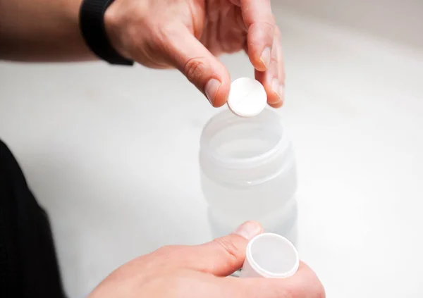 Велосипедист Делает Изотонический Напиток Помещая Шипучие Таблетки Воду Пластиковую Бутылку — стоковое фото