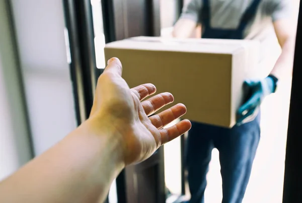 Mensajero Está Entregando Caja Cartón Casa Con Guantes Látex — Foto de Stock