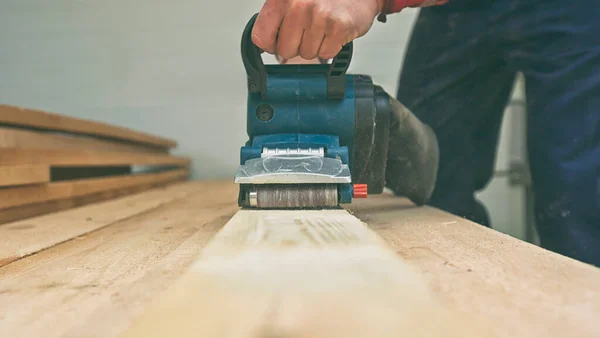 Carpinteiro Processa Madeira Pela Lixadeira — Fotografia de Stock