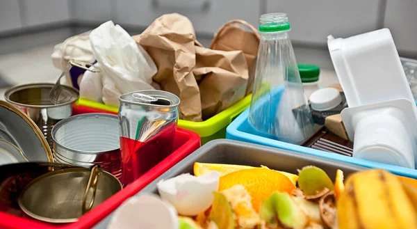 Quattro Diversi Contenitori Raccolta Dei Rifiuti Rifiuti Plastica Carta Metallo — Foto Stock