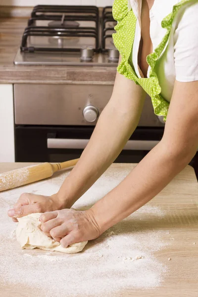 Imagen de la mujer de pie y cocinando — Foto de Stock