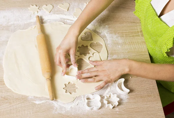 Γυναίκα κάνει γλυκά μπισκότα με τα χέρια — Φωτογραφία Αρχείου