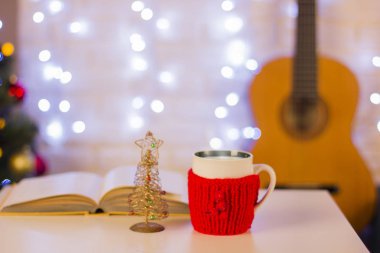 Gitar ile Noel arka plan. Natürmort ev iç