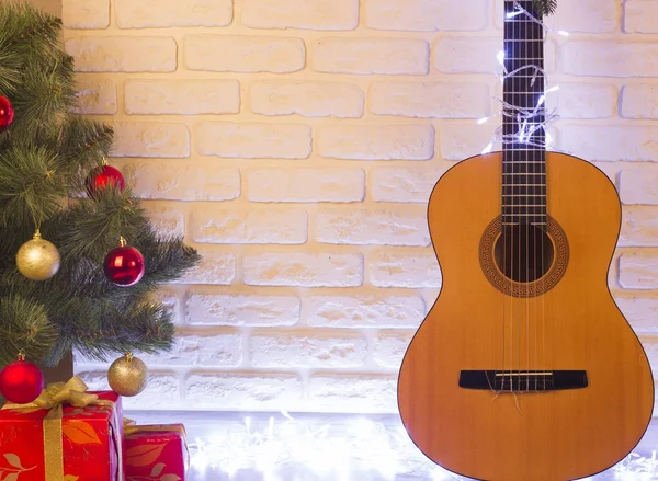 Guitar christmas background with holiday tree and gifts — Stock Photo, Image