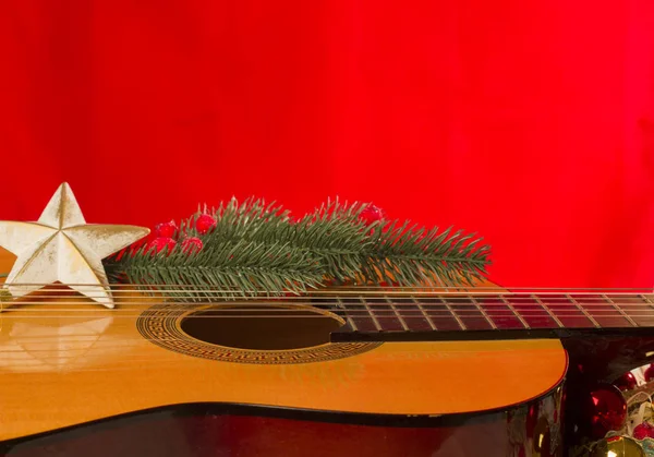 Guitarra de fondo rojo para el texto de Navidad — Foto de Stock