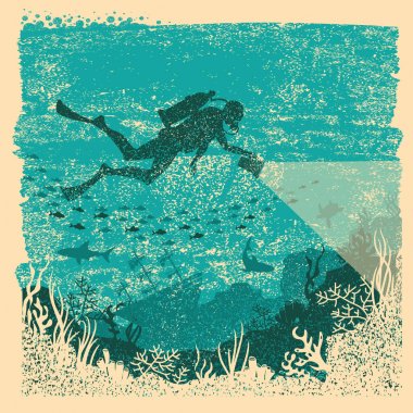 Tüplü sürücüsü fener sualtı ile silüeti. Vintage se