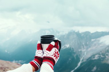 Termos dağ görünümü üzerinde çay