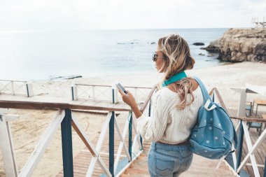 Müzik dinleyen kız