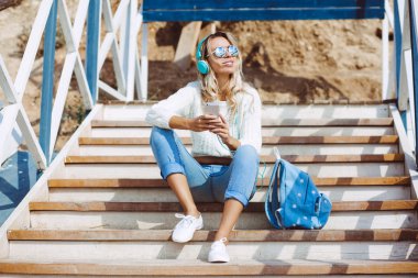 Müzik dinleyen kız