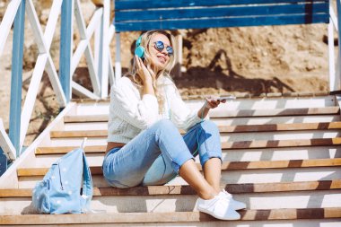 Müzik dinleyen kız