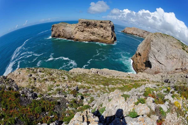 Blick aus der Vogelperspektive auf malerische Felsen im Ozean in der Nähe des Kaps Cabo de Sao Vicente an der Algarve, Portugal — Stockfoto
