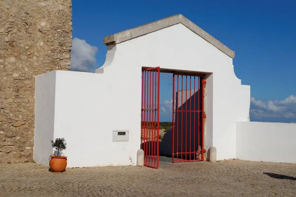 Puerta del Faro de Cabo de Sao Vicente en Algarve, Portugal — Foto de Stock