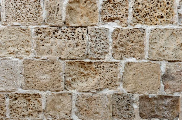 Kaba yıpranmış kumtaşı blokları örülmüş duvar — Stok fotoğraf