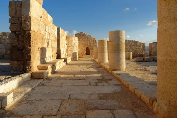 Γραφικά ερείπια αρχαίου ναού στο ηλιοβασίλεμα — Φωτογραφία Αρχείου