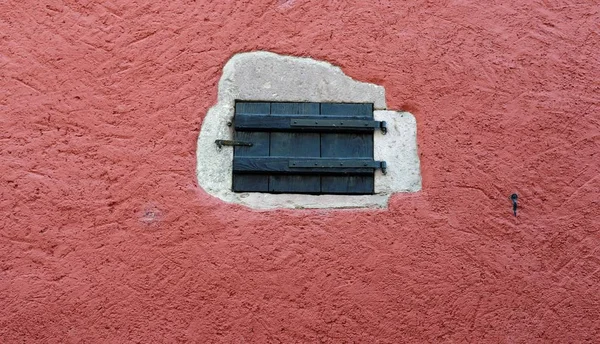 Маленькая Закрытая Дверь Красной Штукатурке — стоковое фото