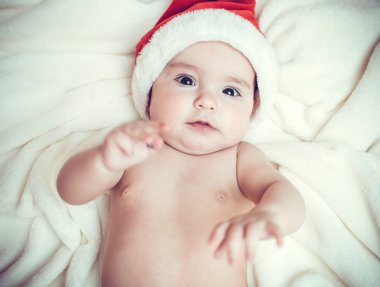 Noel Baba şapkalı şirin bebek.