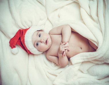 Noel Baba şapkalı şirin bebek.