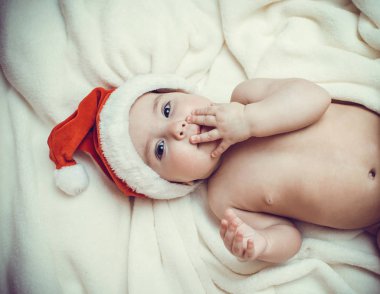 Noel Baba şapkalı şirin bebek.