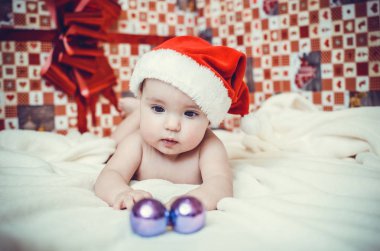 Noel Baba şapkalı şirin bebek.