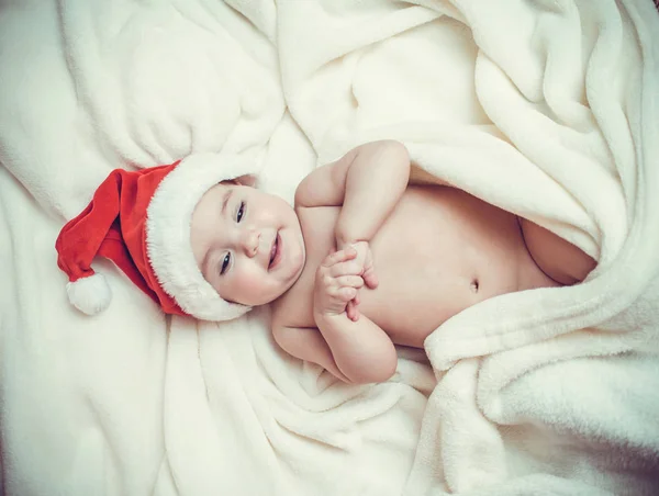 Söt bebis i tomte hatt — Stockfoto