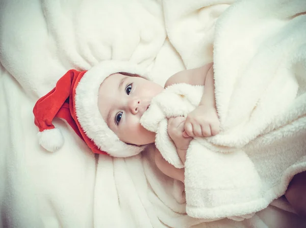 Niedliches Baby mit Weihnachtsmütze — Stockfoto